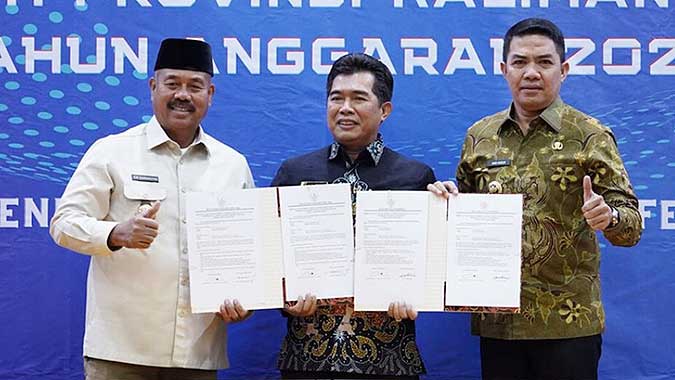 Optimis Pemkot Samarinda bisa raih WTP, Wali Kota Andi Harun (kanan) serahkan Laporan Keuangan Pemerintah Daerah (LKPD) kepada Kepala BPK Perwakilan Kaltim.