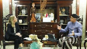 Duta Besar Norwegia untuk Indonesia, Rut Kruger Giverin tengah berbincang dengan Gubernur Jawa Tengah, Ganjar Pranowo.
