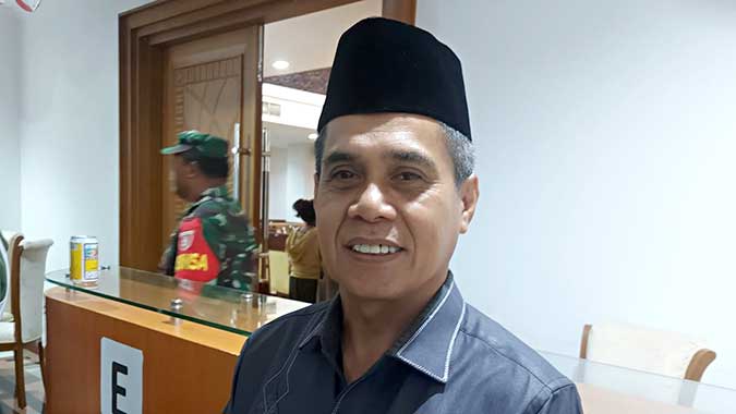 Wakil Ketua DPRD Samarinda, Helmi Abdullah saat memberikan keterangan terkait batalnya pengesahan Raperda RTRW.