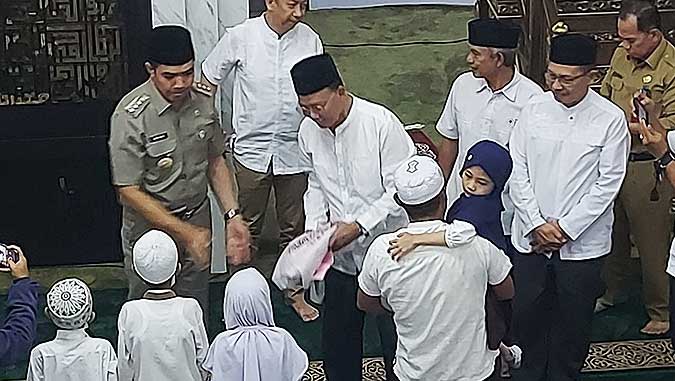 Pemberian santunan dan bingkisan kepada anak yatim, dalam kegiatan bukber (buka puasa bersama) PMI Samarinda yang turut dihadiri oleh Walikota Andi Harun.