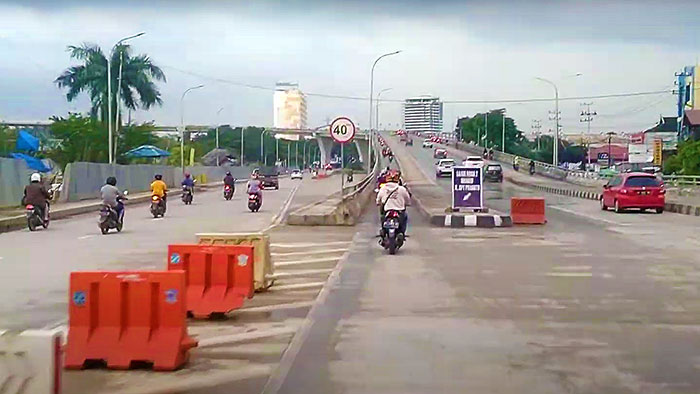 Jalur masuk Jembatan Mahakam IV atau Jembatan Kembar.