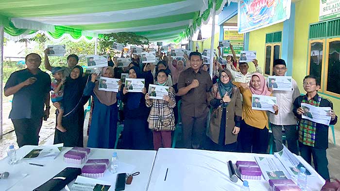 Peserta kegiatan sosialisasi wawasan kebangsaan berfoto bersama dengan Rusman Ya'qub.
