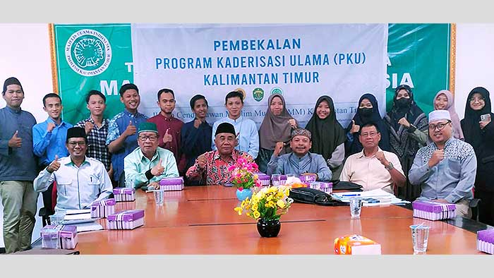 Para calon kader ulama yang akan berangkat ke Pesantren Gontor berfoto bersama dengan pengurus MUI Kaltim. (foto: Roghib)