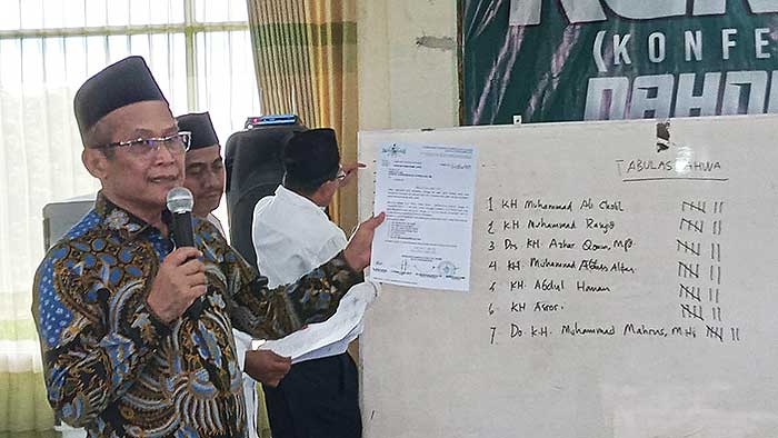 Proses pemilihan Rais Syuriyah PWNU Kaltim, dipimpin Wakil Ketua PBNU, Prof. Muhammad Mukri.