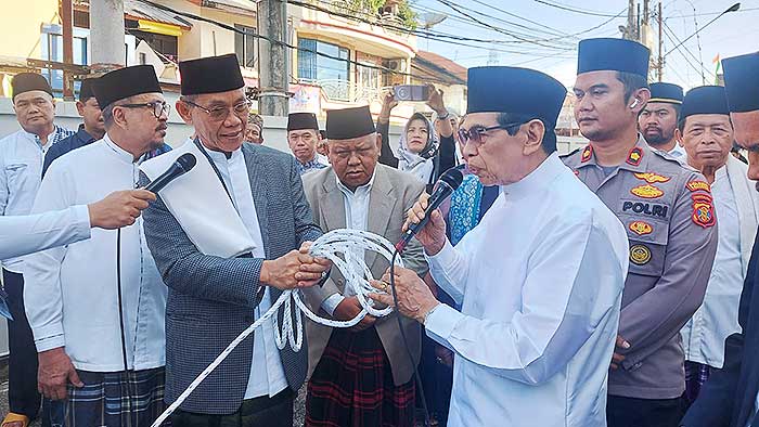 Wakil Wali Kota Samarinda, Rusmadi menyerahkan hewan kurban secara simbolis kepada pengurus yayasan Masjid Raya Darussalam Samarinda, seusai solat Iduladha 1444 H.