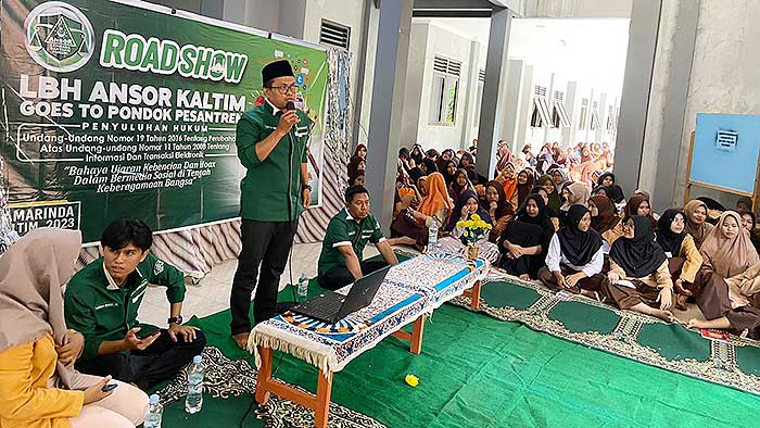 Sekretaris LBH Ansor Kaltim, Guntur Pribadi, SH saat menyampaikan materi pencegahan penyebaran hoax dan hate speech di Ponpes Nabil Husein, Samarinda.