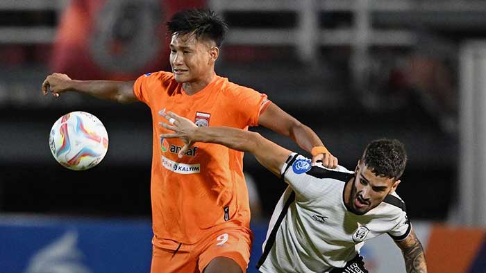 Duel perebutan bola antara Hardianto (Borneo FC) dengan Kiko (Rans Nusantara) dalam laga yang berakhir imbang 1-1.