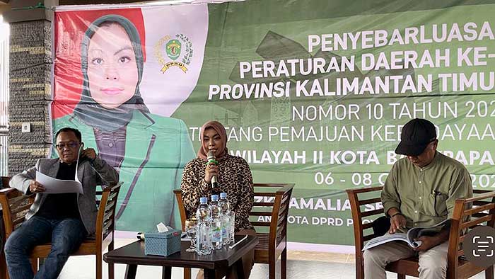 Siti Rizky Amalia (tengah, berjilbab) sosialisasikan Perda Pemajuan Kebudayaan di Kota Balikpapan