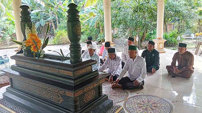 Saat ziarah di makam almarhum H. Achmad Bahtar, mantan Bendahara PWNU Kaltim, yang juga merupakan orang tua dari Ketua PWNU Kaltim, Fauzi A. Bahtar.