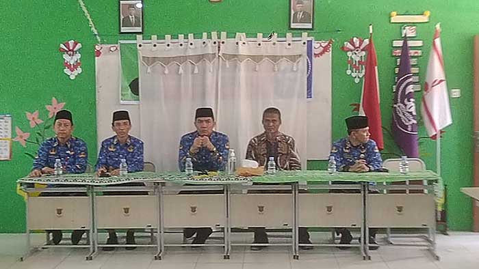 Andi Harun saat menyampaikan sambutan dalam kegiatan peninjauan ke SDN 014 Tanah Merah. (foto: reza)