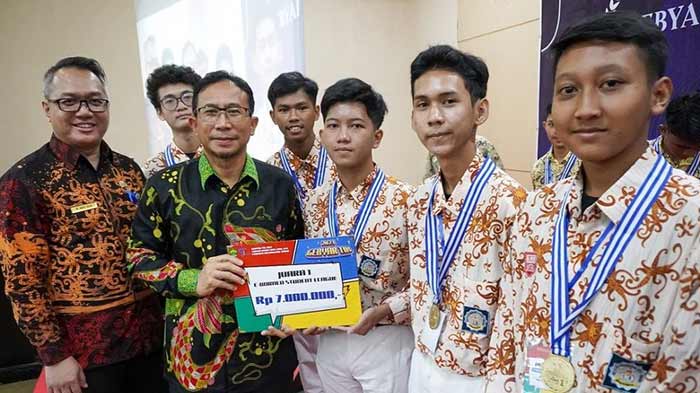 ADU KREATIVITAS: Kurniawan bersama para peserta lomba Gebyar TIK Tahun 2023. (foto: istimewa)