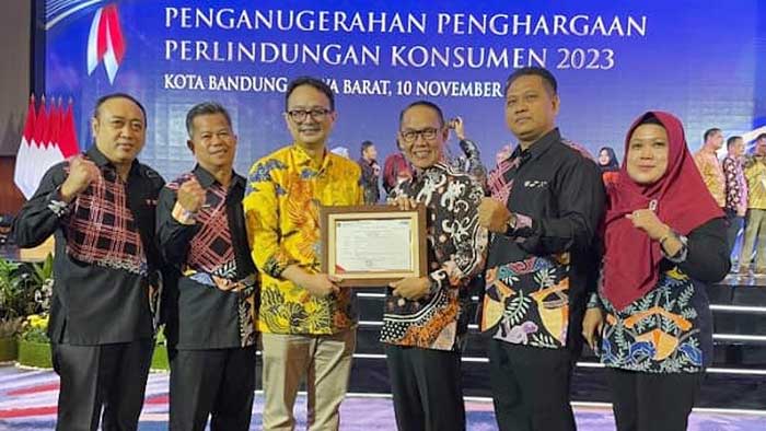 Wakil Walikota Samarinda, Rusmadi Wongso bersama Kepala Dinas Perdagangan, Marnabas Patiroy saat menerima penghargaan Perlindungan Konsumen 2023. (foto: istimewa)
