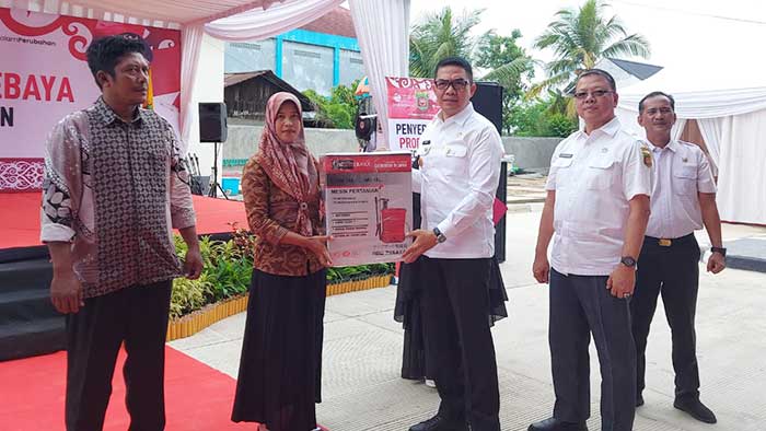 Andi Harun memberikan bantuan secara simbolis kepada masyarakat melalui Probebaya. (foto: reza)