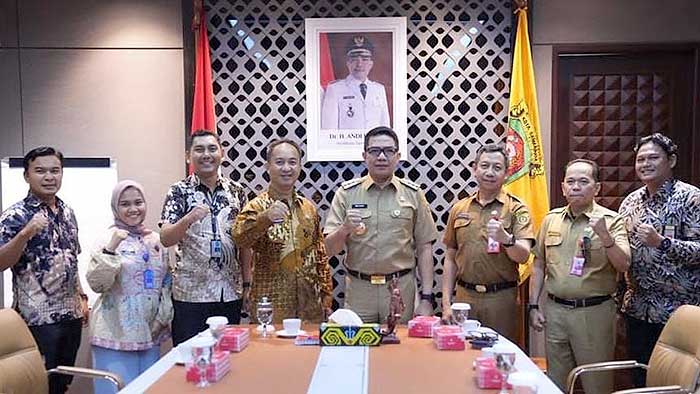 Foto bersama jajaran BNN Kota Samarinda dengan walikota Andi Harun. (foto: dok. humas)