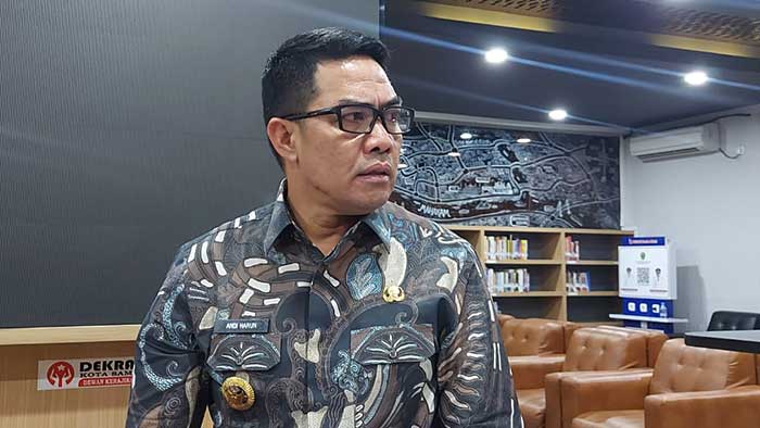 Andi Harun saat menjelaskan hasil pertemuan untuk pengendalian pendistribusian BBM. (foto: reza)