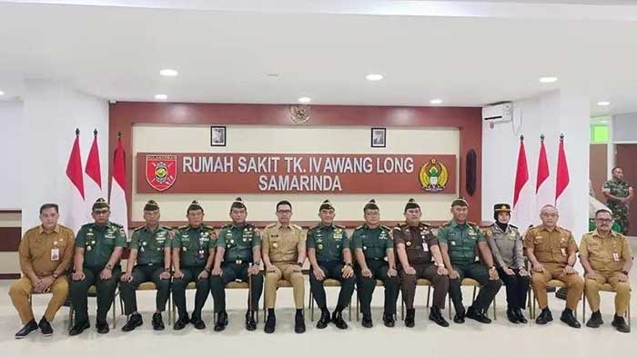 Andi Harun saat foto bersama setelah acara peresmian rumah sakit Awang Long.
