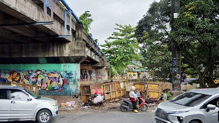 ATUR ULANG: Karena aroma tak sedapnya mengganggu warga, TPS di bawah jembatan di Jalan Arif Rahman Hakim ini akan dipindah.