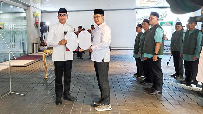 Andi Harun (kiri) saat memberikan SK BWI ke Ketua Basnaz Samarinda.