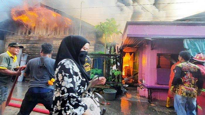 CEGAH KEBAKARAN: Pemasangan instalasi listrik di rumah sebaiknya menggunakan tenaga bersertifikasi. Ini untuk mencegah bencana yang tak diinginkan. (foto: dok. Tribun Kaltim)