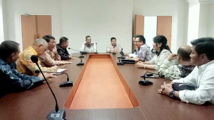 TUKAR INFORMASI: Rombongan DPRD Kubar dalam momen kunjungan kerja. (foto: istimewa)
