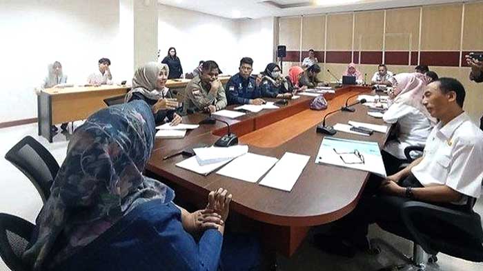 HEARING: DPRD Samarinda bertukar pikiran dengan Disdikbud Samarinda guna mencari solusi atas permasalahan pendidikan di kota ini. (foto: istimewa)
