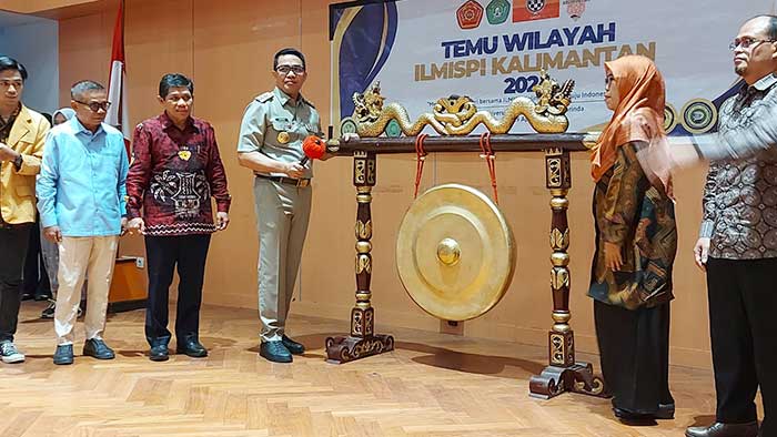Andi Harun memukul gong pembukaan Temu Wilayah ILMISPI Kalimantan 2024.