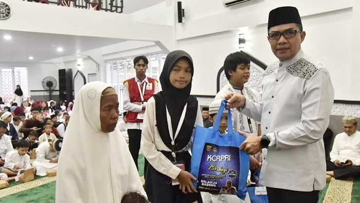 Andi Harun saat memberikan bantuan secara simbolis kepada anak yatim dan dhuafa.