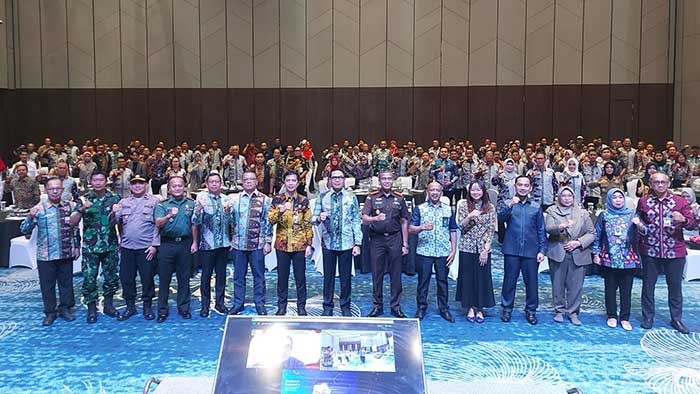 Walikota Samarinda Andi Harun berfoto bersama dengan seluruh peserta Musrenbang. (foto: reza)