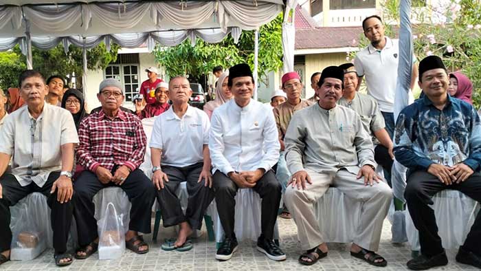 JAGA KUALITAS PRODUK: Subandi (ketiga kanan depan) melakukan sosper di hadapan warga Sungai Kunjang Samarinda. (foto: istimewa)