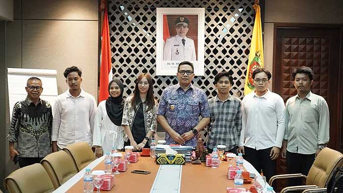 Foto bersama Andi Harun dengan jajaran BEM Fisip Unmul.