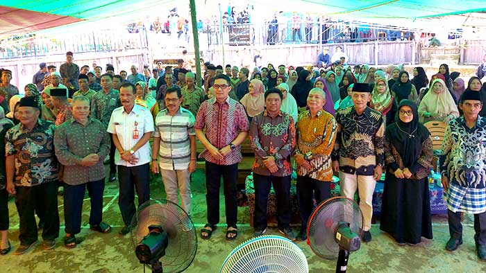 Andi Harun saat foto bersama dengan masyarakat RT 17 dan 29 Kelurahan Sidodamai.