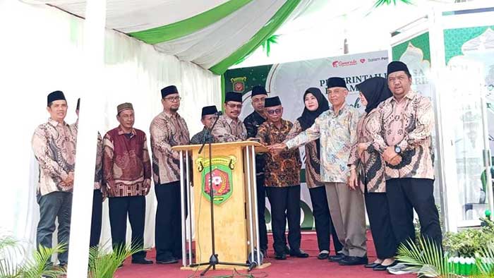 Camat Samarinda Ilir (La Uje) bersama perangkat pemerintah yang lain secara resmi membuka acara MTQ tingkat Samarinda Ilir tahun 2024.