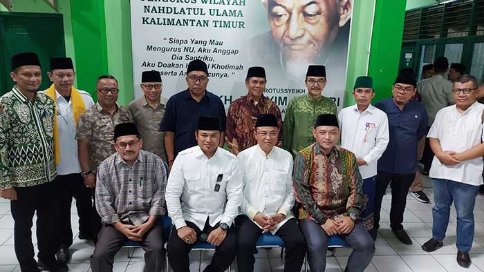 Foto bersama setelah pertemuan, Rudi Mas'ud (duduk, dua dari kiri) dan Seno Aji (duduk paling kanan) bersama pengurus PWNU Kaltim.