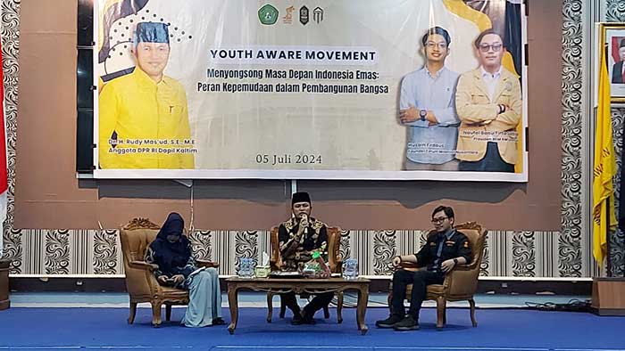 Rudi Mas'ud saat memberikan materi sebagai narasumber didampingi oleh Presiden BEM KM Unmul dan moderator.