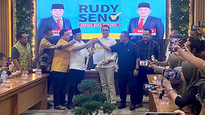 Andi Harun (tengah) saat menerima B1 KWK dari DPD Partai Golkar Kaltim.