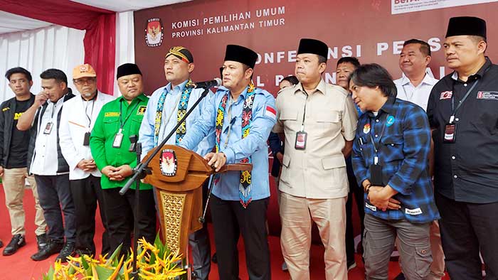 Pasangan Rudy Mas'ud dan Seno Aji didampingi para petinggi parpol pengusung dan tim sukses, melakukan konferensi pers seusai mendaftar di KPU Kaltim.