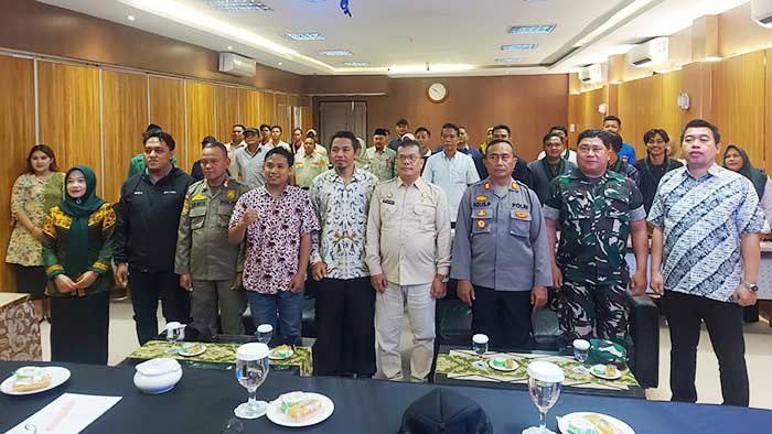 Panwaslucam berfoto bersama dengan para peserta Pelatihan Pengawasan Partisipatif.