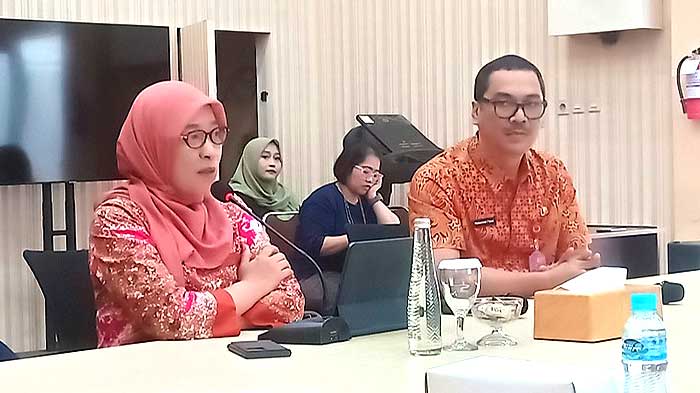EVENT: Sri Mulyani didampingi Kadiskominfo Kaltim M Faisal (kanan) beri penjelasan teknis MTQ Nasional XXX.