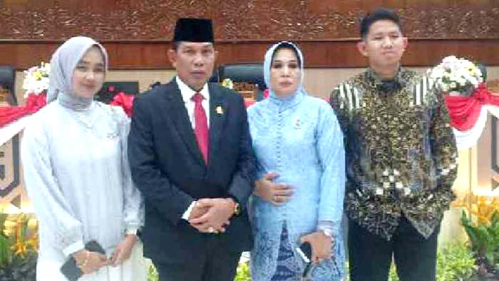 LEGISLATOR: Agus Aras foto bersama keluarga usai pelantikan anggota DPRD Kaltim periode 2024-2029