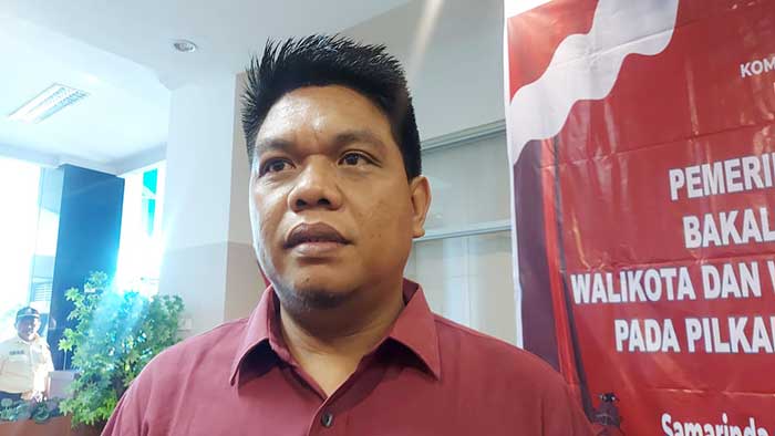 Firman Hidayat (Ketua KPU Samarinda) memberikan keterangan terkait tahapan pengecekan kesehatan pasangan calon Pilkada.