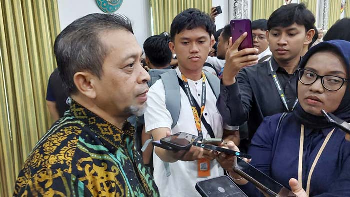 Hadi Mulyadi diwawancarai awak media seusai acara Dialog Kebudayaan.
