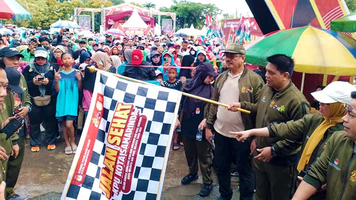 Ketua KPU Samarinda, Firman Hidayat bersiap melambaikan bendera start, tanda dimulainya kegiatan jalan santai.