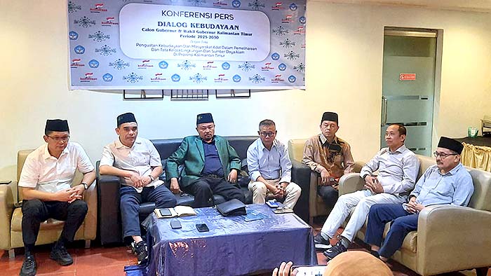 Panitia Dialog Kebudayaan dan Pengurus PWNU Kaltim saat konferensi pers.