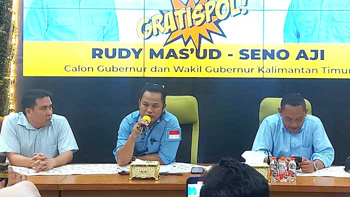 Rudy Mas'ud tengah memberikan keterangan saat konferensi pers, didampingi oleh Seno Aji dan tim sukses.