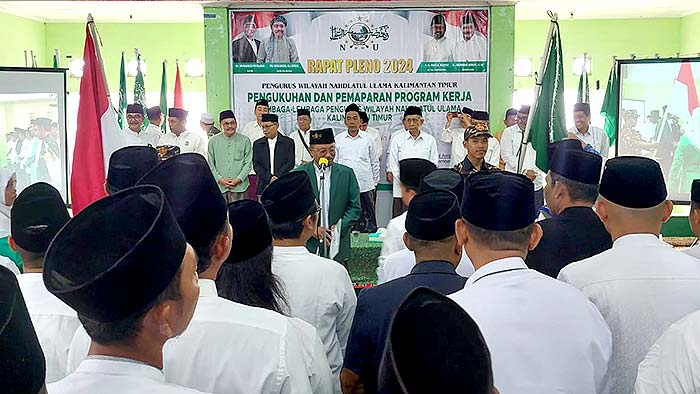 Proses pengukuhan lembaga-lembaga di PWNU Kaltim oleh H. M. Fauzi A Bahtar.