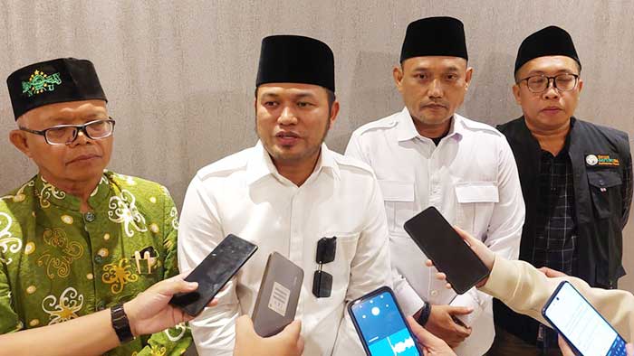 Rudy Mas'ud saat diwawancarai oleh awak media.