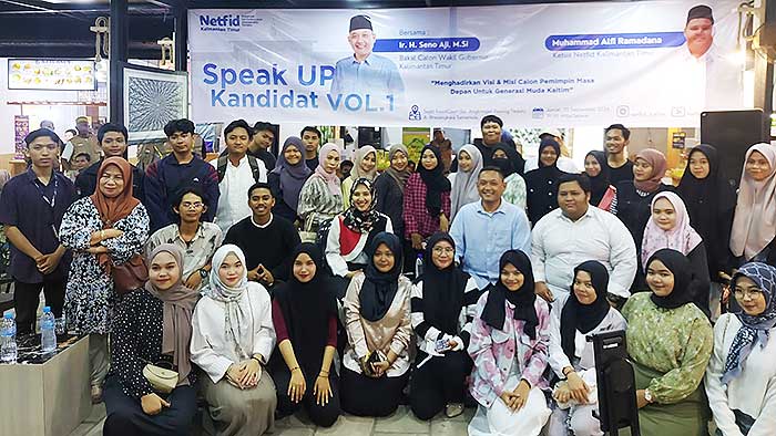 PARTNER BERDISKUSI: Seno Aji bersama para pemuda Kaltim di acara Speak Up Kandidat.