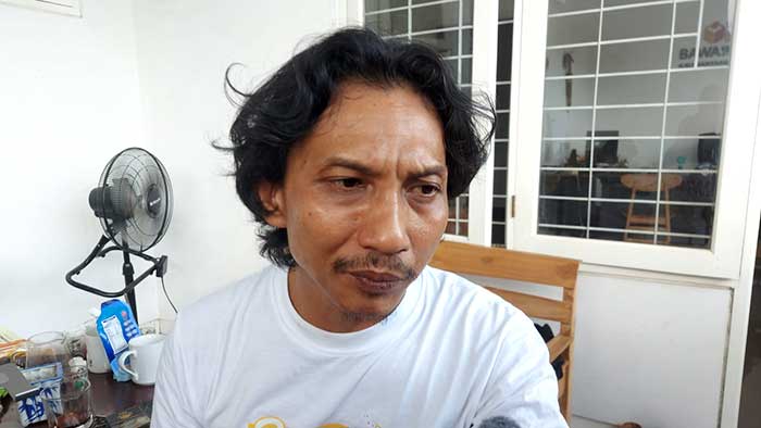 Heri Darmanto saat diwawancai awak media di kantor Bawaslu Kaltim.