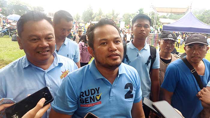 Rudy Mas'ud didampingi oleh Sukamto meladeni wawancara awak media saat acara jalan sehat.