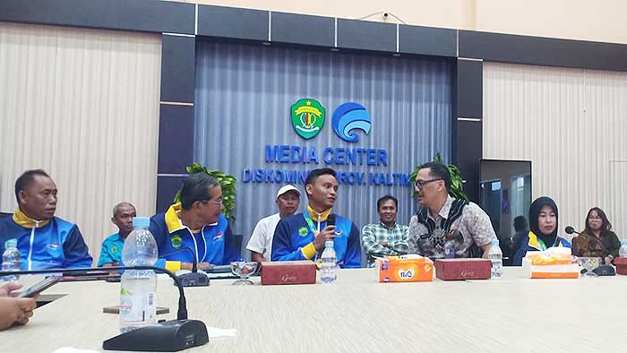 BERPRESTASI: Kepala Diskominfo Kaltim M Faisal (batik) memandu jumpa pers dengan atlet.